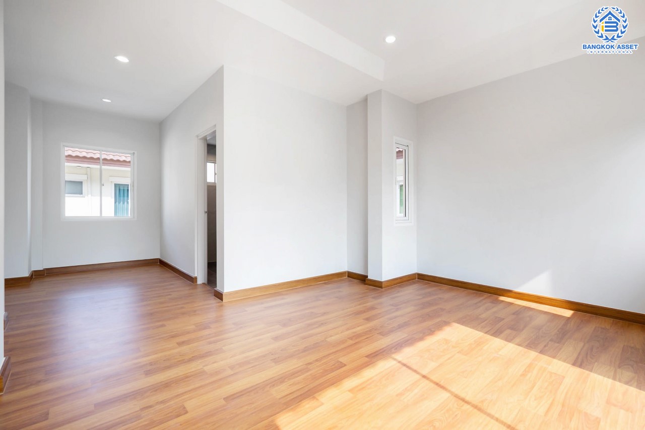 บ้านมือสองตกแต่งใหม่ คุณภาพแบรนด์ AP ม.เดอะเซนโทร รัตนาธิเบศร์-ราชพฤกษ์ ดีไซน์ Classic เนื้อที่ 50.8 ตร.ว. ฟังก์ชั่นจัดเต็ม 3 ห้องนอน 3 ห้องน้ำ 2 ที่จอดรถ บนทำเลศักยภาพ เชื่อมต่อหลายเส้นทางทั้ง ถ.ราชพฤกษ์ ,ถ.รัตนาธิเบศร์ และถ.กาญจนาภิเษก และเพียง 5 นาทีถึงรถไฟฟ้า "สถานีบางพลู"